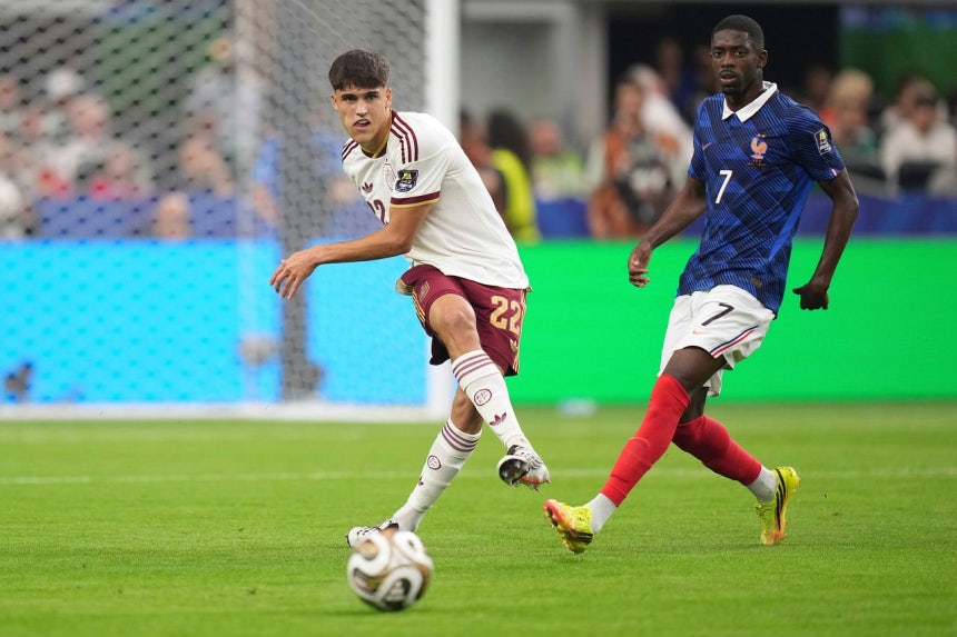 スペイン代表の19歳DFパウ・クバルシ（左） ［AP＝聯合ニュース］