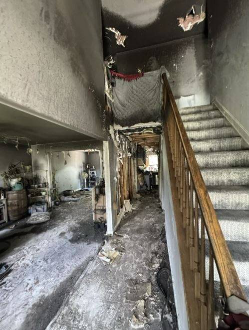 大規模火災で全焼した米メリーランド州ベルキャンプの一戸建て住宅。［SNS キャプチャー］
