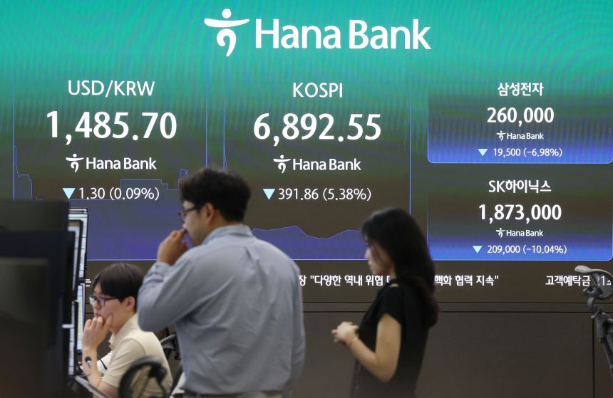 16日、ソウルのハナ銀行ディーリングルームのモニターにKOSPIなどが表示されている。［写真 聯合ニュース］