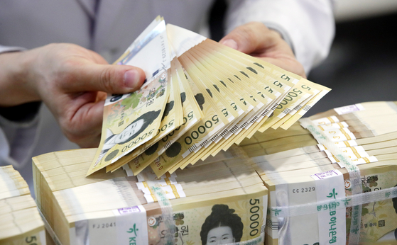 ソウルのハナ銀行で行員が5万ウォン札を整理している。［写真 ニュース1］