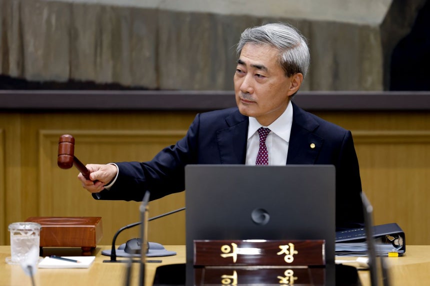 16日午前、ソウル中区の韓国銀行（韓銀）で開かれた金融通貨委員会本会議で議事棒を叩く申鉉松（シン・ヒョンソン）総裁 ［写真 共同取材団］