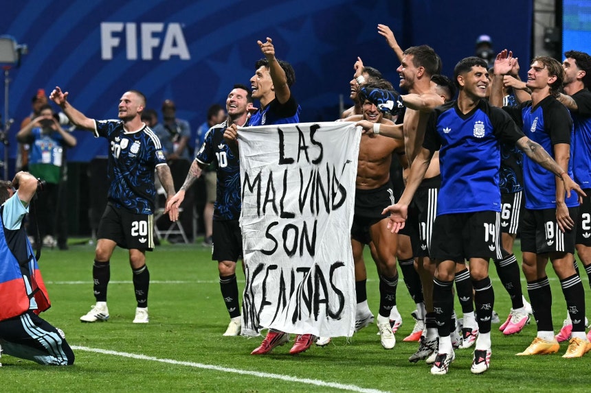 アルゼンチン代表の選手らがイングランド戦で勝利した後、スペイン語で「マルビナスはアルゼンチンのもの」と書かれた横断幕を見せている。 ［AFP＝聯合ニュース］