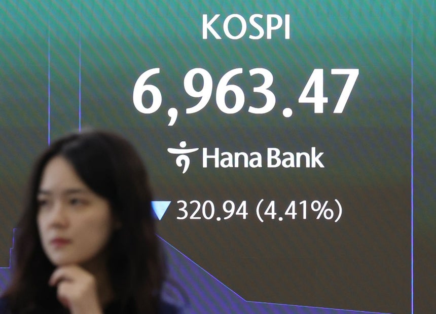 16日、ソウルのハナ銀行ディーリングルームのモニターにKOSPIが表示されている。［写真 聯合ニュース］