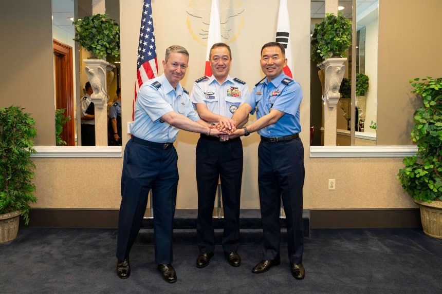 韓国の陳永承（チン・ヨンスン）合同参謀本部議長（右）、米国のダン・ケイン統合参謀本部議長（左）、日本の内倉浩昭統合幕僚長は15日（現地時間）、米ワシントンで第23回韓米日合同参謀議長会議（Tri－CHOD）を開催した。 ［写真 合同参謀本部］