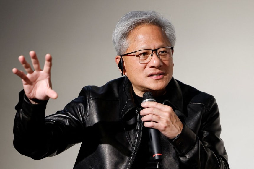 エヌビディアのジェンスン・フアン最高経営責任者（CEO）が16日に東京で開かれた記者説明会で発言している。［写真 ロイター＝聯合ニュース］
