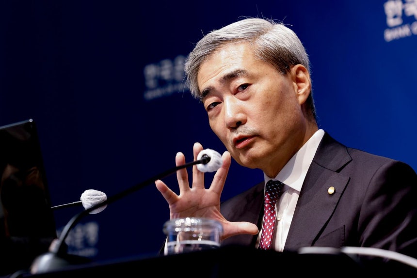 16日、韓国銀行が政策金利を年2．5％から2．75％へ引き上げる決定を下した直後に開かれた記者会見で、申鉉松（シン・ヒョンソン）総裁は「金利が株価を左右するという評価には100％同意しない」と述べた。利上げが株式市場調整の引き金になる可能性について問われ、このように答えた。［写真共同取材団］