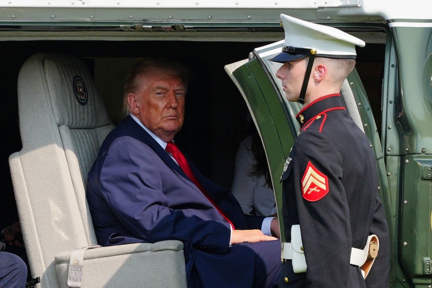 ドナルド・トランプ米大統領が15日（現地時間）、ペンシルベニア州の陸軍戦略大学で開かれた行事に出席した後、大統領専用ヘリコプターで移動している。［AP＝聯合ニュース］
