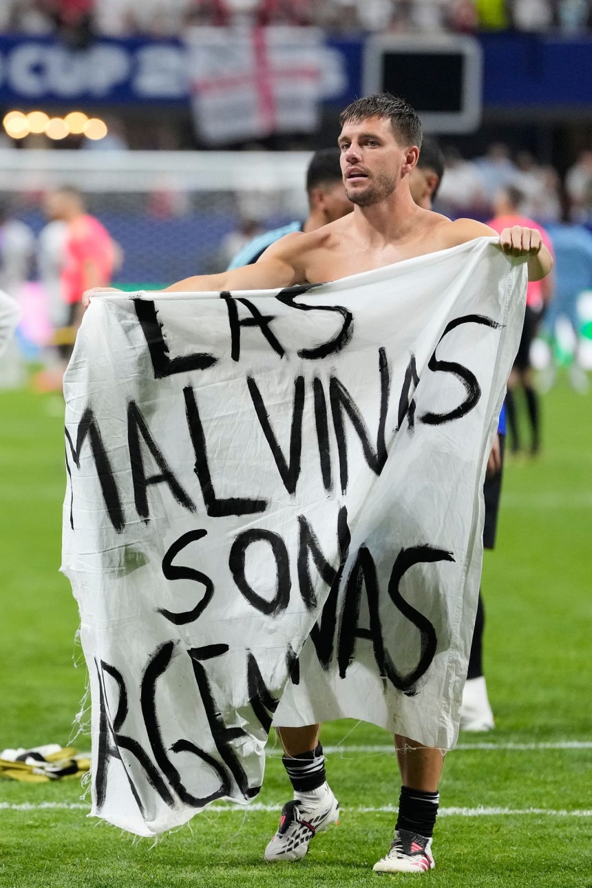 アルゼンチン代表のジオヴァニ・ロ・チェルソが「Las malvinas son argentinas〔マルビナス（フォークランド諸島）はアルゼンチン領〕」と書かれた横断幕を掲げ、勝利を祝っている。AP＝聯合ニュース