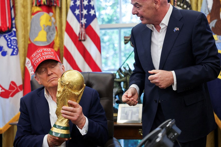 トランプ大統領（左）と国際サッカー連盟（FIFA）のジャンニ・インファンティーノ会長。［ロイター＝聯合ニュース］