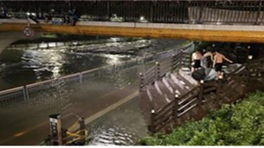  高校生3人が河川に入ろうとしている様子。［写真 ソウル江北警察署］