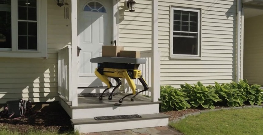   ロボット犬「Spot」が宅配する場面 ［ユーチューブ映像 キャプチャー］