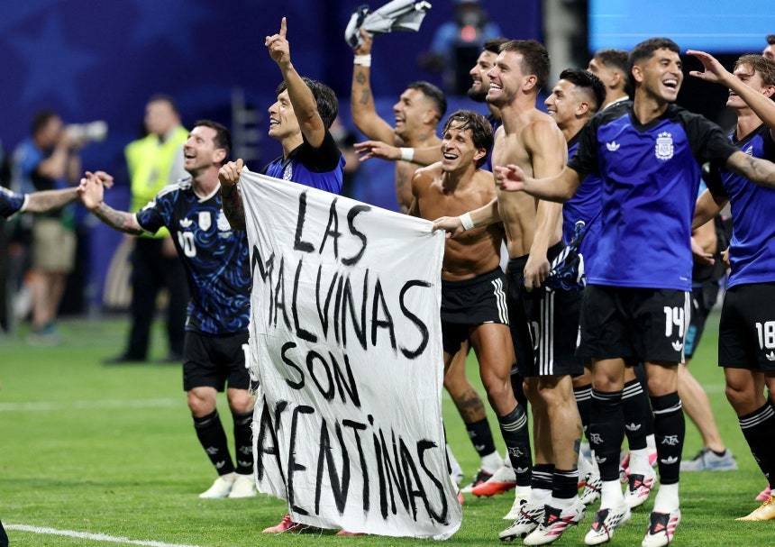 アルゼンチン代表の選手は北中米W杯の準決勝で勝利した後、「マルビナス（フォークランド）はアルゼンチンの領土（Las Malvinas son Argentinas）」と書かれた横断幕を持って勝利を祝った。［AP＝聯合ニュース］