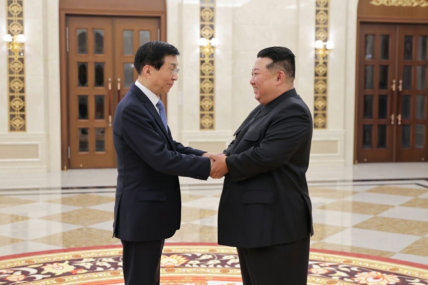 北朝鮮の金正恩（キム・ジョンウン）国務委員長が16日、訪朝中の中国人民政治協商会議（政協）の王滬寧主席と会談している様子。労働新聞、ニュース1