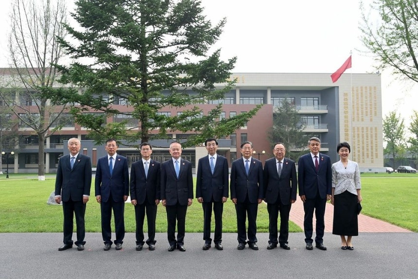 中国人民政治協商会議（政協）の王滬寧主席をはじめとする中国代表団が16日、労働党中央幹部学校を視察している様子。労働新聞、ニュース1