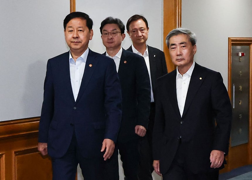 具潤哲（ク・ユンチョル）副首相兼財政経済部長官、申鉉松（シン・ヒョンソン）韓銀総裁、李億遠（イ・オクウォン）金融委員長、李粲珍（イ・チャンジン）金融監督院長が16日、ソウル中区の銀行会館で開かれた市場状況点検会議に出席した。この日会議では単一銘柄レバレッジETF補完対策などを議論すると伝えられた。［ニュース1］