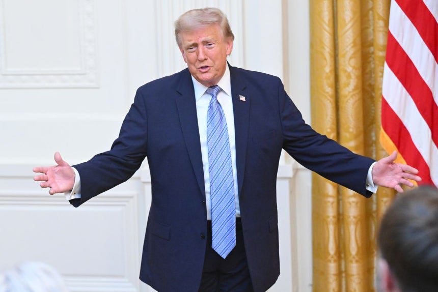 ドナルド・トランプ米大統領が16日（現地時間）、ホワイトハウス・イーストルームで国民向け演説を行った後、報道陣と話している。AP＝聯合ニュース
