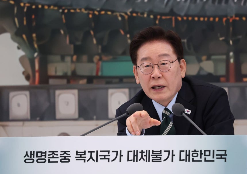 李在明大統領が16日、青瓦台（チョンワデ、大統領府）で国民と共にする2回目の業務報告で発言している。 ［青瓦台写真記者団］