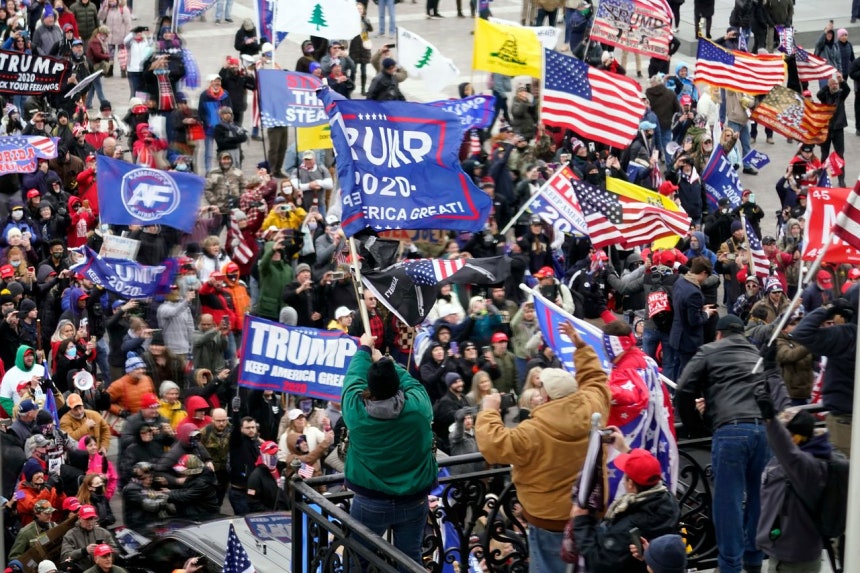 2021年1月6日、ワシントンの米連邦議会議事堂で、ドナルド・トランプ大統領を支持するデモ隊が集会を開いている。AP＝聯合ニュース