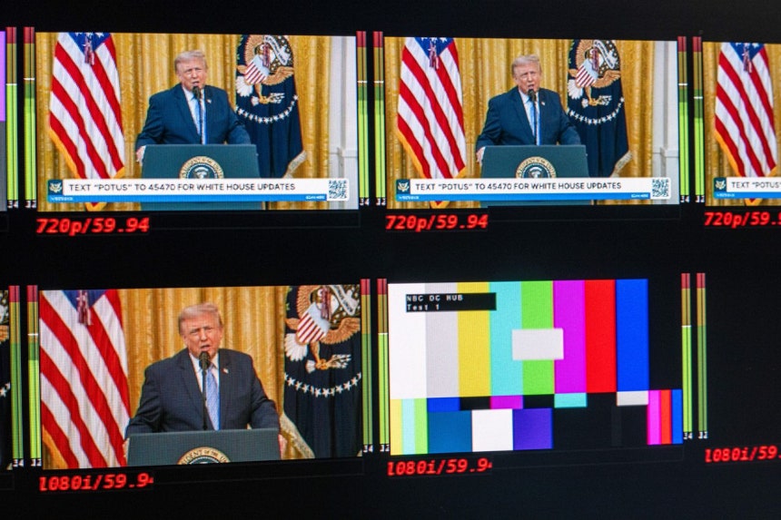 トランプ大統領の国民向け演説が放映されている米ワシントンのブリーフィングルーム。この日、一部の地上波テレビ局はトランプ大統領の演説を生中継しなかった。EPA＝聯合ニュース