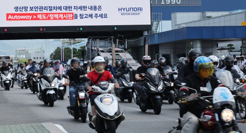 全国金属労働組合現代（ヒョンデ）自動車支部（現代自動車労組）が3日間の部分ストライキに突入した13日午後、蔚山市北区（ウルサンシ・プック）の現代自動車蔚山工場・明村（ミョンチョン）正門で、同工場の日勤組勤務者が通常より2時間早く退勤している。聯合ニュース