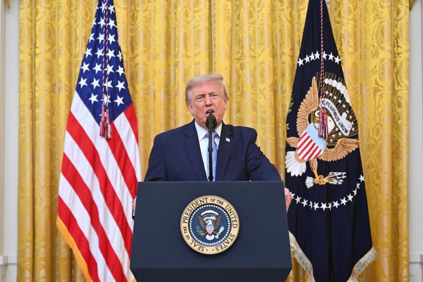 16日（現地時間）、ホワイトハウスのイーストルームで国民向け演説をしたトランプ国大統領 ［AP＝聯合ニュース］