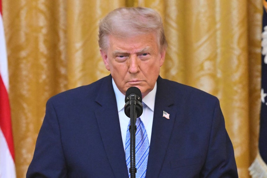 トランプ米大統領が16日にホワイトハウスで国民向け演説を進めている。［写真 AP＝聯合ニュース］