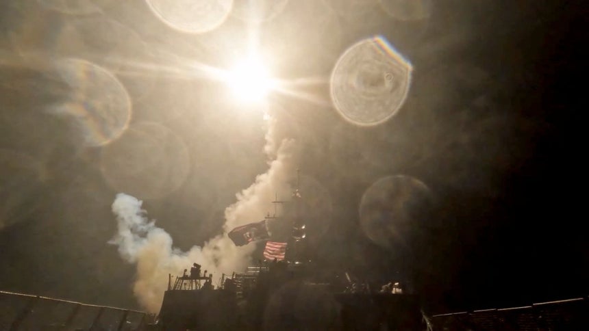 16日、米中央軍司令部が米軍艦からイラン国内の目標にミサイルを発射する場面を公開した。［写真 ロイター＝聯合ニュース］