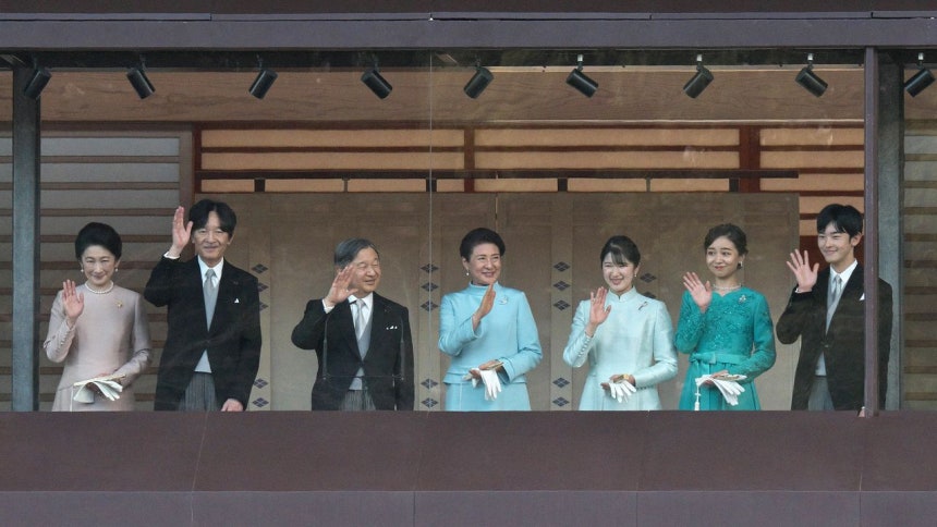 今年1月、東京の皇居で開かれた一般参賀で手を振る（左から）秋篠宮妃紀子さま、秋篠宮文仁親王、徳仁天皇、皇后雅子さま、皇位継承の対象から外された愛子内親王と佳子内親王、唯一の男性の後継者である悠仁親王。皇室典範改正案によると、天皇のおいで秋篠宮文仁親王の長男である悠仁親王が皇位を継承できる。UPI＝聯合ニュース