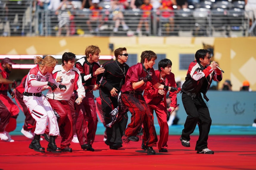 BTS（防弾少年団）が19日（現地時間）、アルゼンチン対スペインのワールドカップ（W杯）決勝のハーフタイムショーに登場し、メガヒット曲『Dynamite』を披露しながら華やかな群舞を繰り広げた。AP＝聯合ニュース