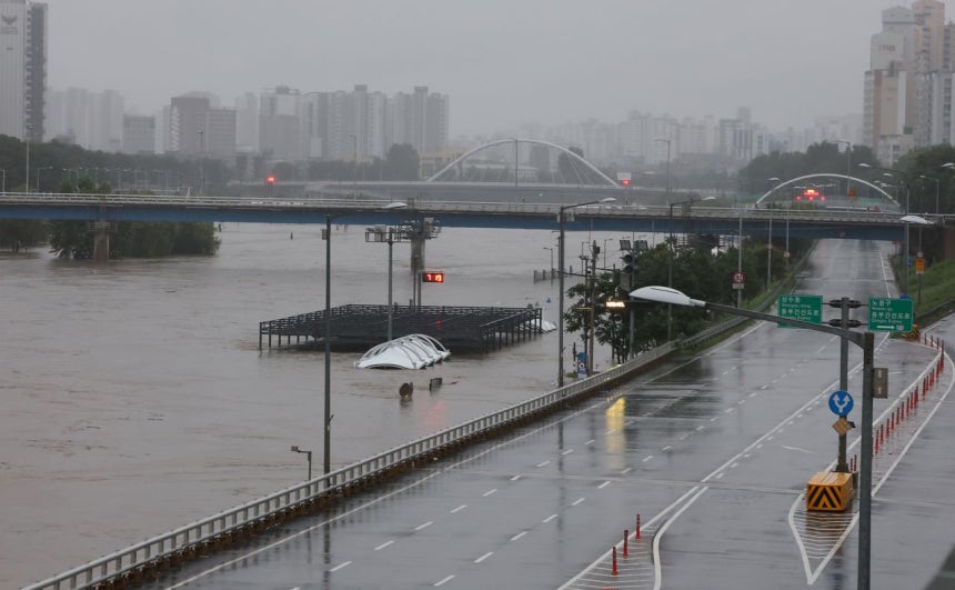 集中豪雨が降った18日、ソウル東部幹線道路の全区間が全面通行止めとなっている。聯合ニュース