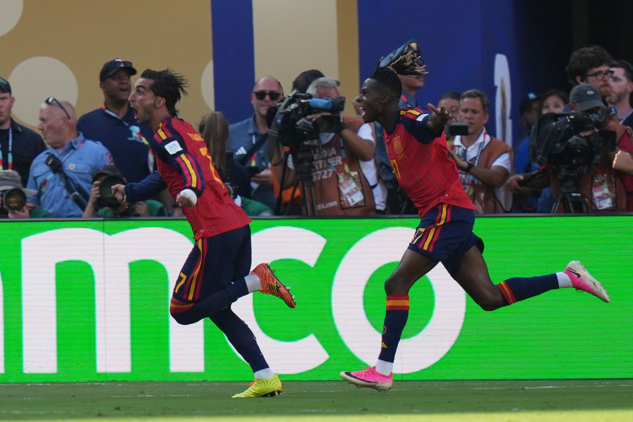 北中米W杯決勝戦の延長後半に先制ゴールを決めたスペイン代表のフェラン・トーレス（左） ［AP＝聯合ニュース］