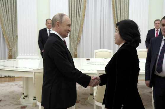 昨年10月27日、ロシア・モスクワを訪問し、ウラジーミル・プーチン大統領（左）と会談する北朝鮮の崔善姫（チェ・ソンヒ）外相（右）。労働新聞＝ニュース1