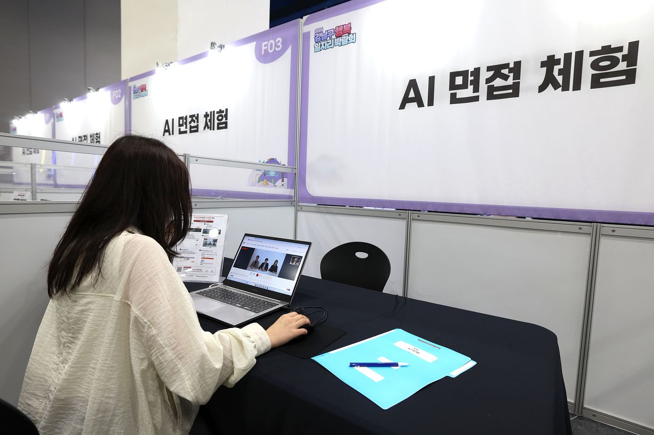 15日、ソウル市江南区（カンナムグ）のCOEXで開かれた就職フェア「2026江南区幸福働き口博覧会」で、求職者がAI面接を体験している。ニュース1
