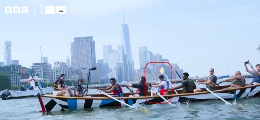 米ニューヨークのハドソン川でボートを漕いでいるイングランドのサッカースター、ウェイン・ルーニー（真ん中） ［BBC映像 キャプチャー］