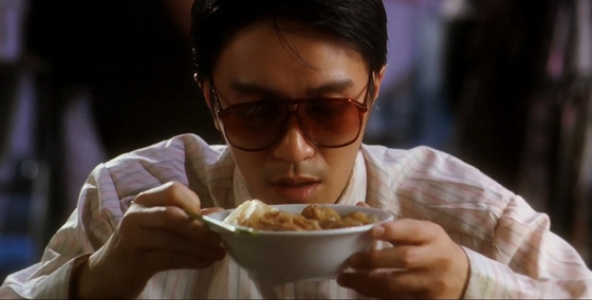チャウ・シンチー主演の映画『食神』のワンシーン。チャウ・シンチー監督は、主演作『食神』をはじめ、数十本に及ぶ出演作や監督作で多くのファンを獲得してきた。［写真 ドリームシネマ］