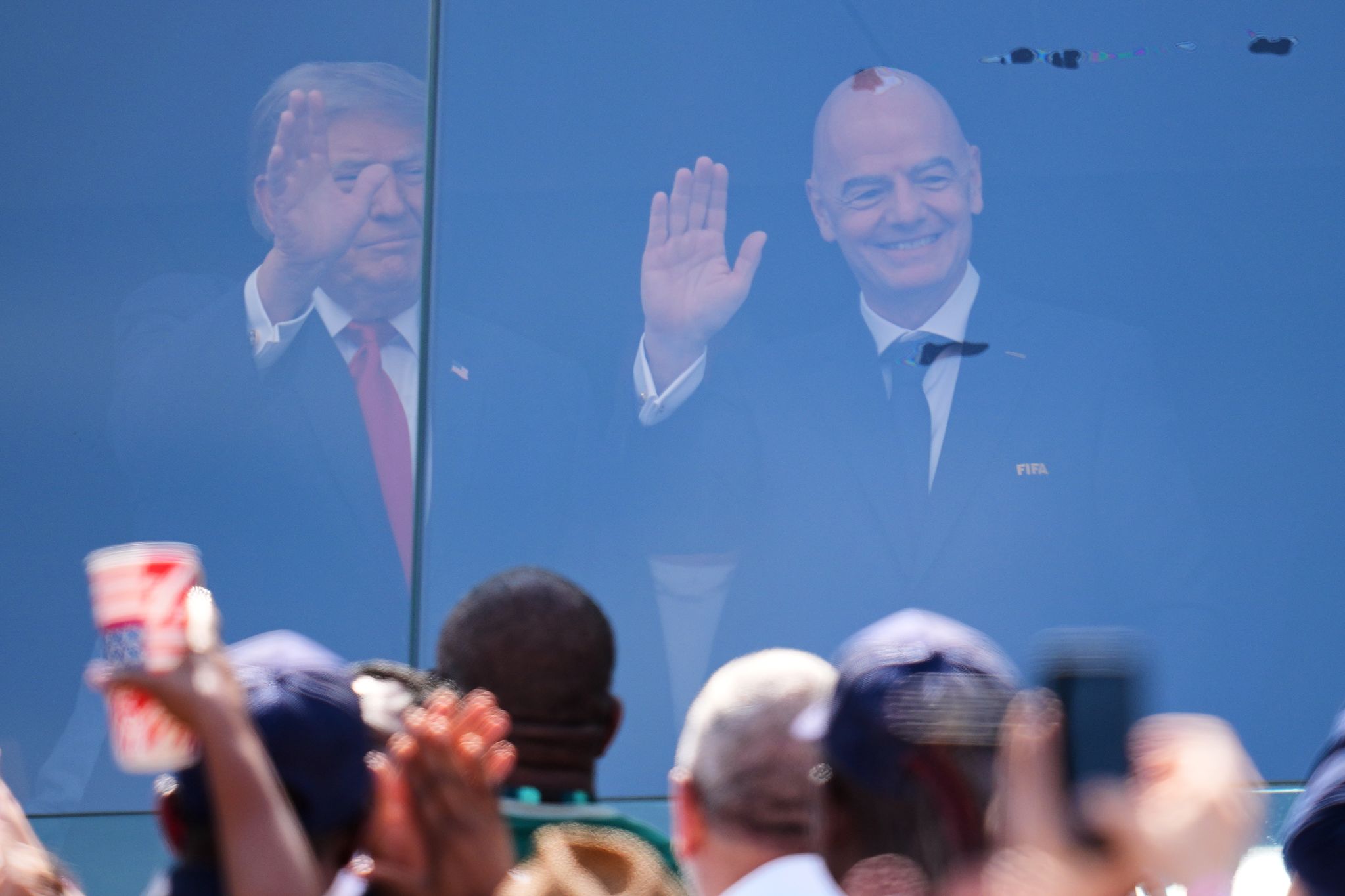 ドナルド・トランプ米大統領と国際サッカー連盟（FIFA）のジャンニ・インファンティーノ会長がワールドカップ（W杯）決勝を観戦している。［AP＝聯合ニュース］