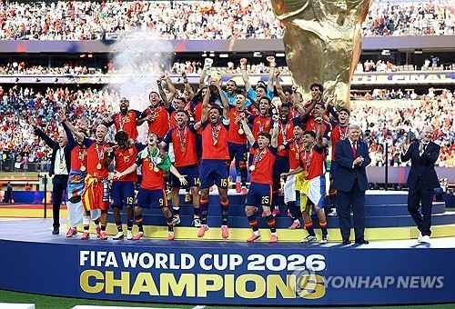   ワールドカップ（W杯）の優勝トロフィーを掲げるスペインの選手たちとドナルド・トランプ米大統領。［写真 AP＝聯合ニュース］