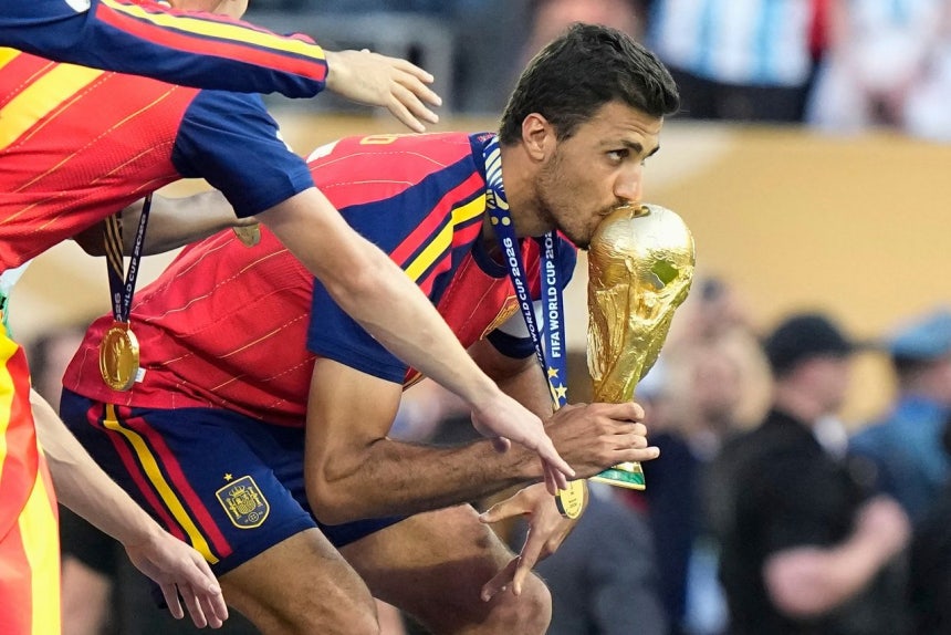 スペイン代表の主将ロドリが2026北中米W杯優勝トロフィーにキスしている。［AP＝聯合ニュース］