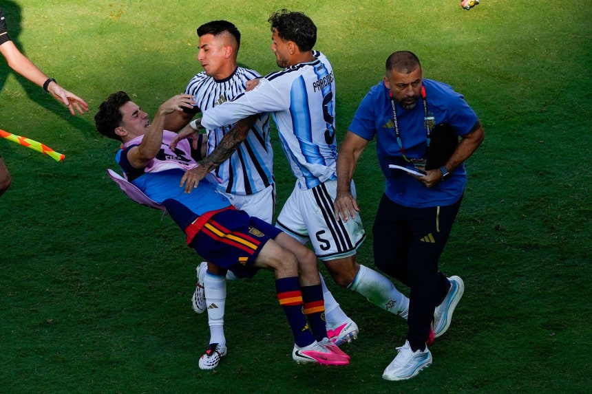アルゼンチン代表のパレデス（真ん中）がスペイン代表のガビを押し倒している。 ［AP＝聯合ニュース］