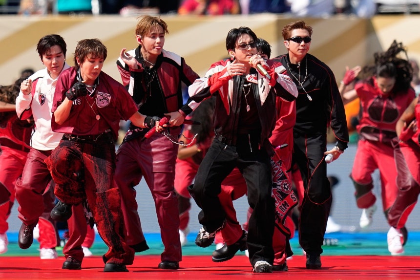 BTS（防弾少年団）が北中米ワールドカップ（W杯）のハーフタイムショーで『Dynamite』を熱唱している。［AP＝聯合ニュース］