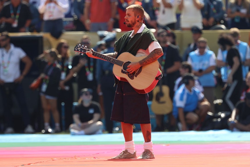 ジャスティン・ビーバーが北中米ワールドカップ（W杯）のハーフタイムショーで、ギターを手に歌っている。［AP＝聯合ニュース］