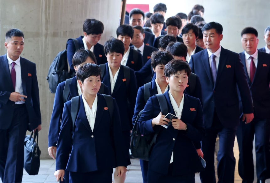 アジアサッカー連盟（AFC）女子チャンピオンズリーグ（AWCL）準決勝に出場する北朝鮮女子サッカーチーム「ネゴヒャン女子サッカー団」が5月17日午後、仁川（インチョン）国際空港第1旅客ターミナルに到着している。ニュース1