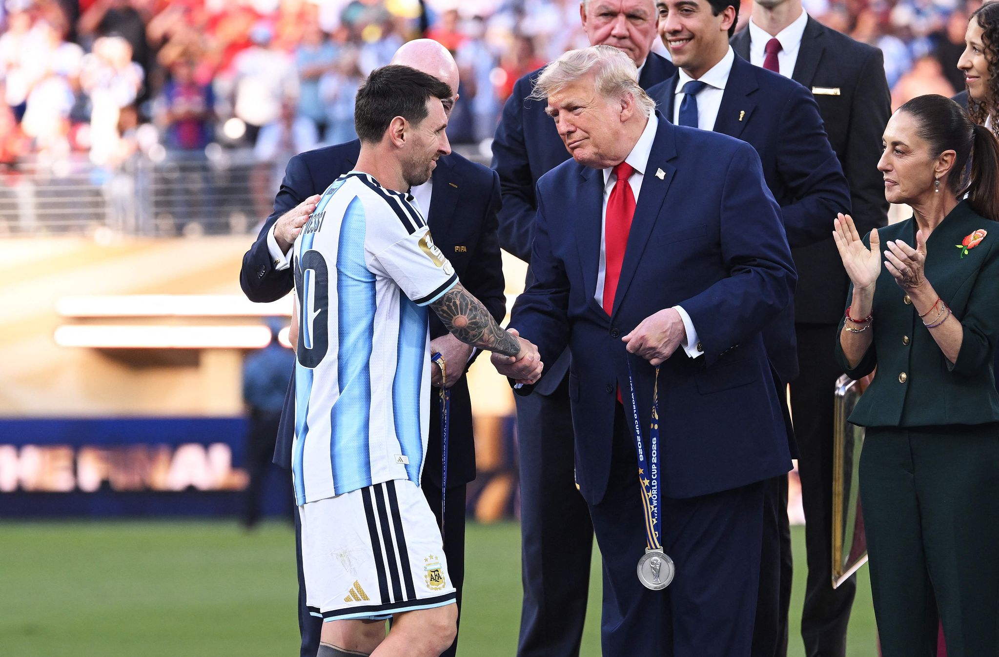 メッシに準優勝メダルを授与するトランプ大統領。AFP＝聯合ニュース