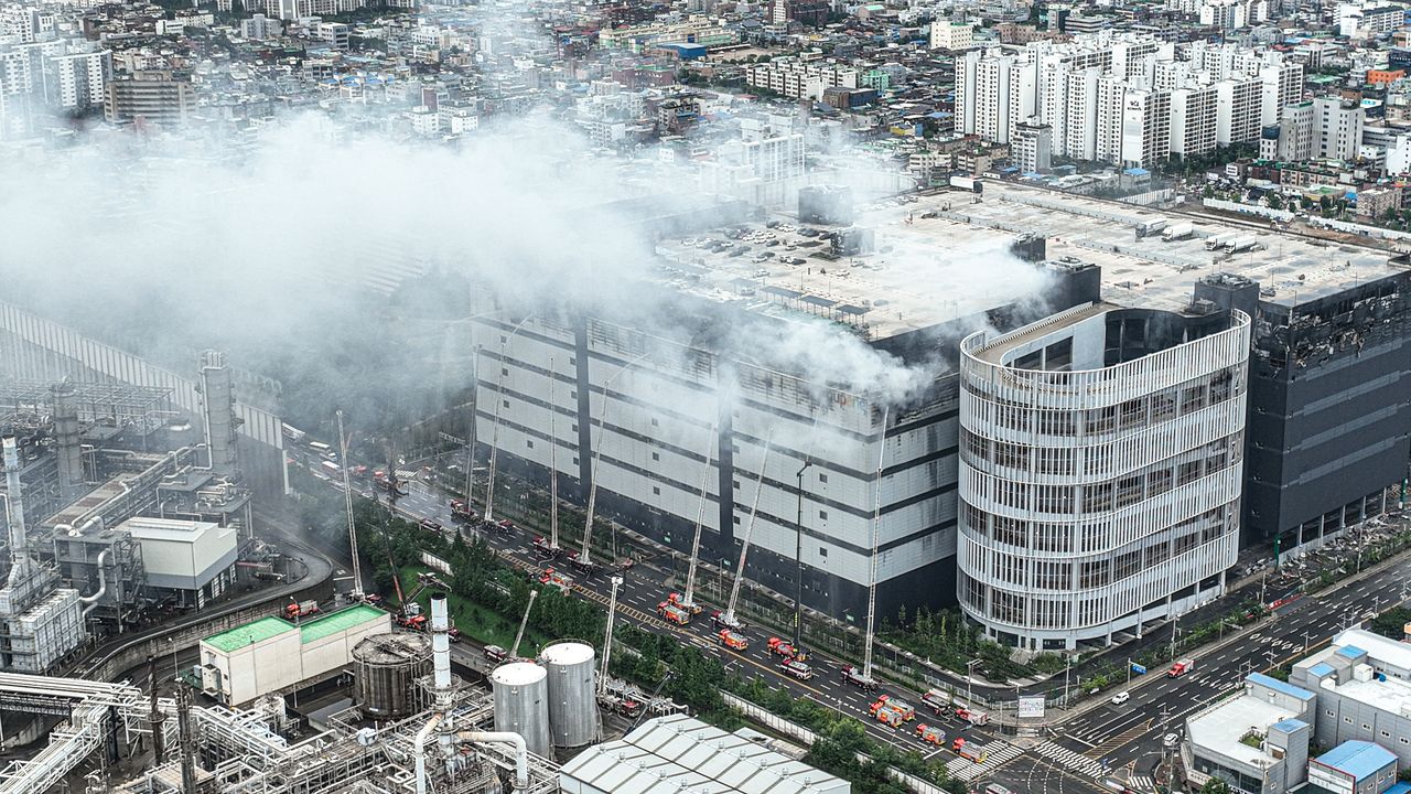 仁川市西海区石南洞（インチョンシ・ソヘグ・ソクナムドン）のクーパン物流センターで発生した火災から3日目となる20日、消防当局が消火活動を行っている。キム・ギョンロク記者