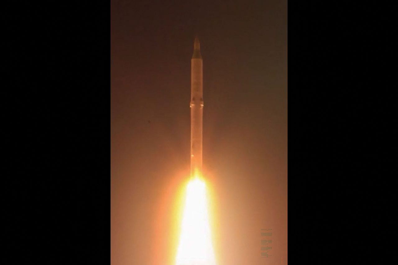 イラン革命防衛隊（IRGC）が16日（現地時間）、傘下メディアのセパニュースを通じて公開したミサイル発射映像。IRGCは、場所を明らかにしていない地点から、ヨルダン、クウェート、バーレーンにある米軍の標的に向けて発射したと主張した。AFP＝聯合ニュース