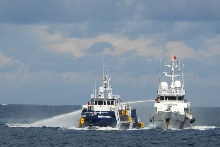南シナ海でフィリピン海軍と中国海警局が衝突し、緊張が高まっている。写真は昨年10月、中国海警局の船（右）が南シナ海でフィリピンが実効支配するティトゥ島付近にあるフィリピン艦艇「BRPダトゥ・パグブアヤ」に放水している様子。AP＝聯合ニュース