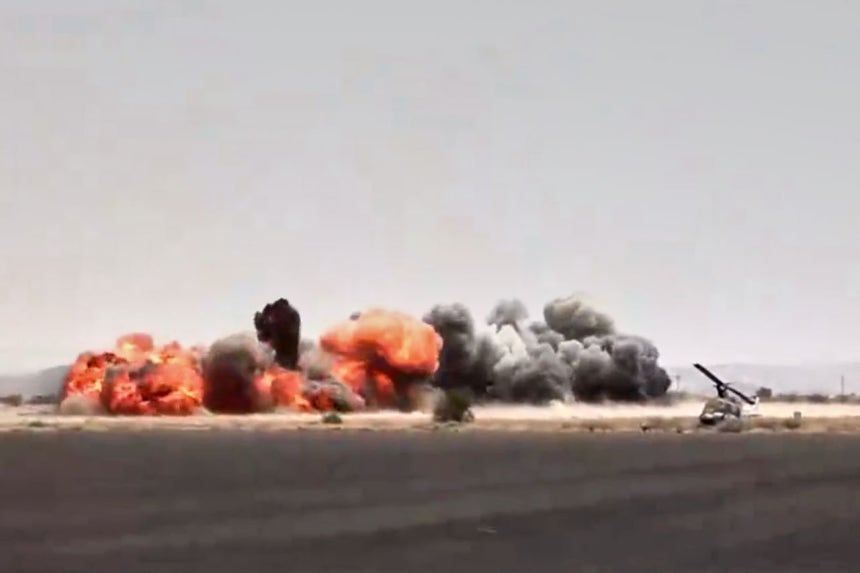  13日（現地時間）、フーシ派がサウジアラビアを数回空爆したと発表した中、イエメンのサヌア国際空港で爆発があった場面 ［AP＝聯合ニュース］