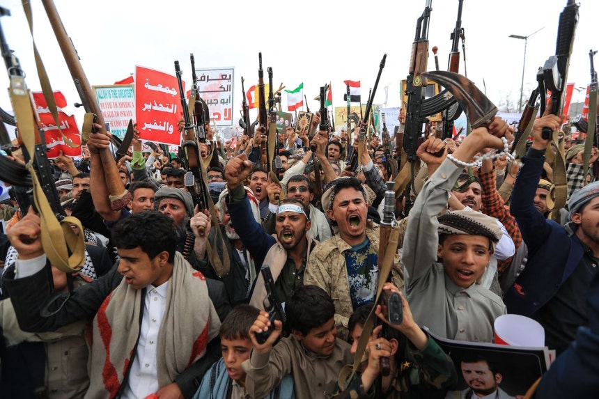 17日、イランの支援を受けてイエメンで活動するフーシ派の反政府勢力が、武器を手に反米デモを行っている。デモ隊の中には拳銃を手にした幼い少年の姿も見られた。［AFP＝聯合ニュース］