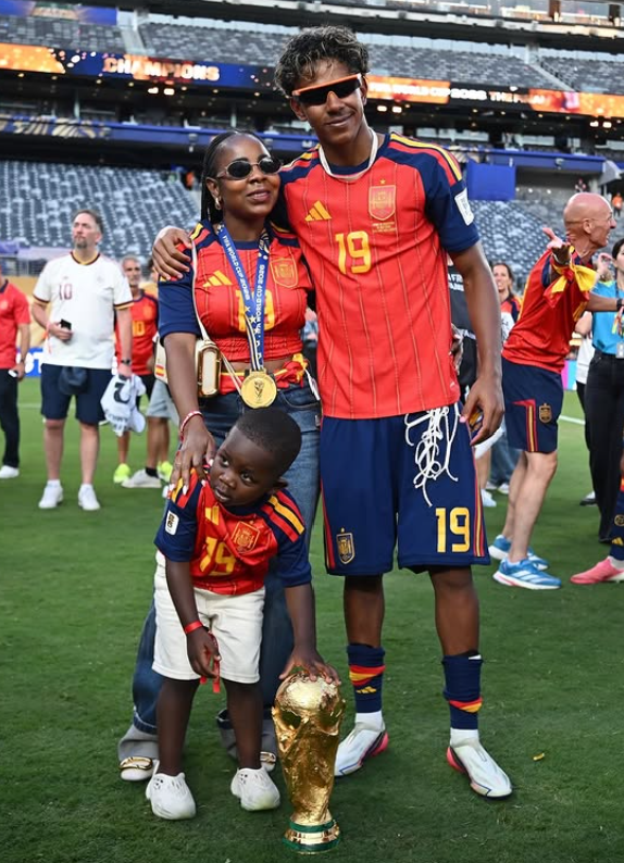   W杯トロフィーに触れるラミン・ヤマルの弟ケインくん。［写真 SNS］
