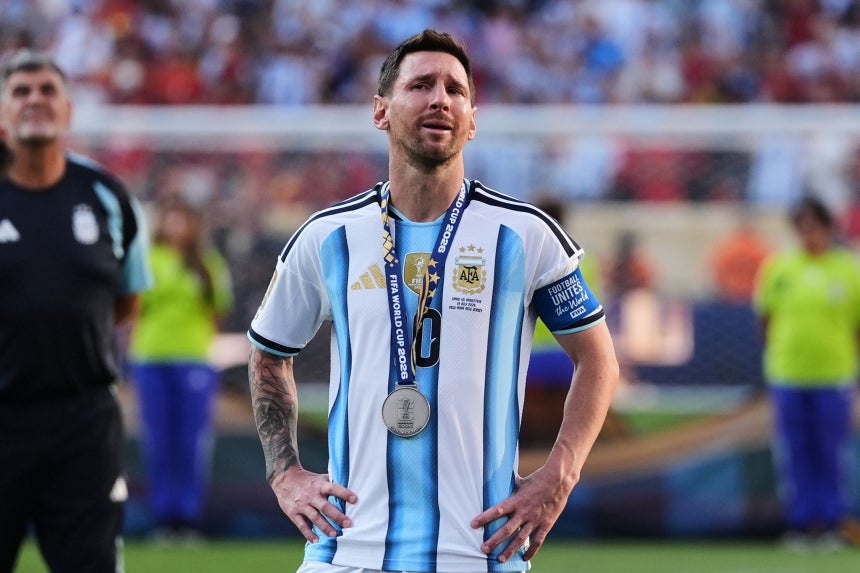 北中米W杯の決勝戦で敗れた後、涙を浮かべるアルゼンチン代表のメッシ ［AP＝聯合ニュース］